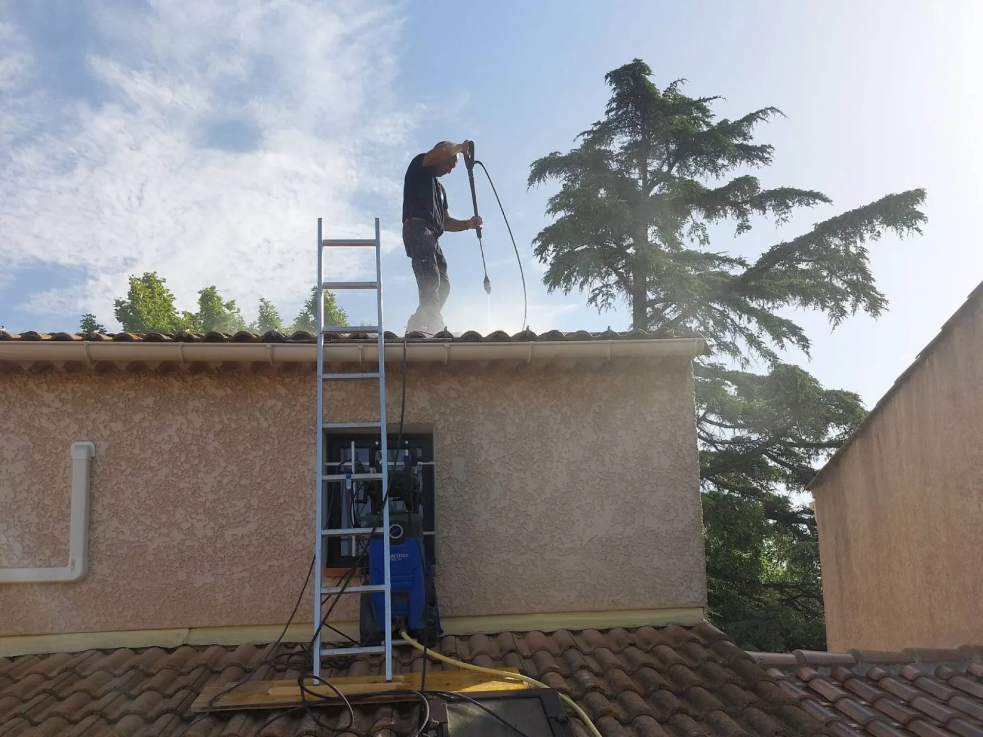 Nettoyage et démoussage d'un toit de maison dans le Var et la région PACA