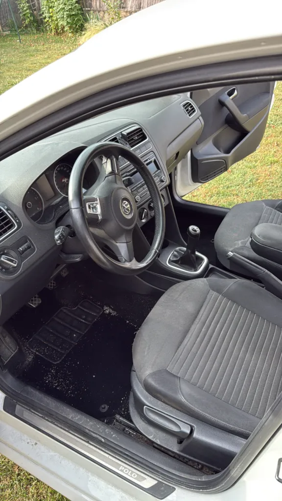 Nettoyage automobile complet à domicile à Andrézieux-Bouthéon : aspiration, dégraissage, soin des textiles et restauration esthétique intérieur professionnel