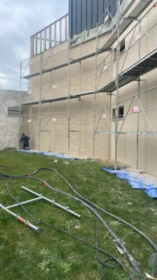 Travaux de ravalement enduit projeté sur un mur de copropriété au Havre (76620)