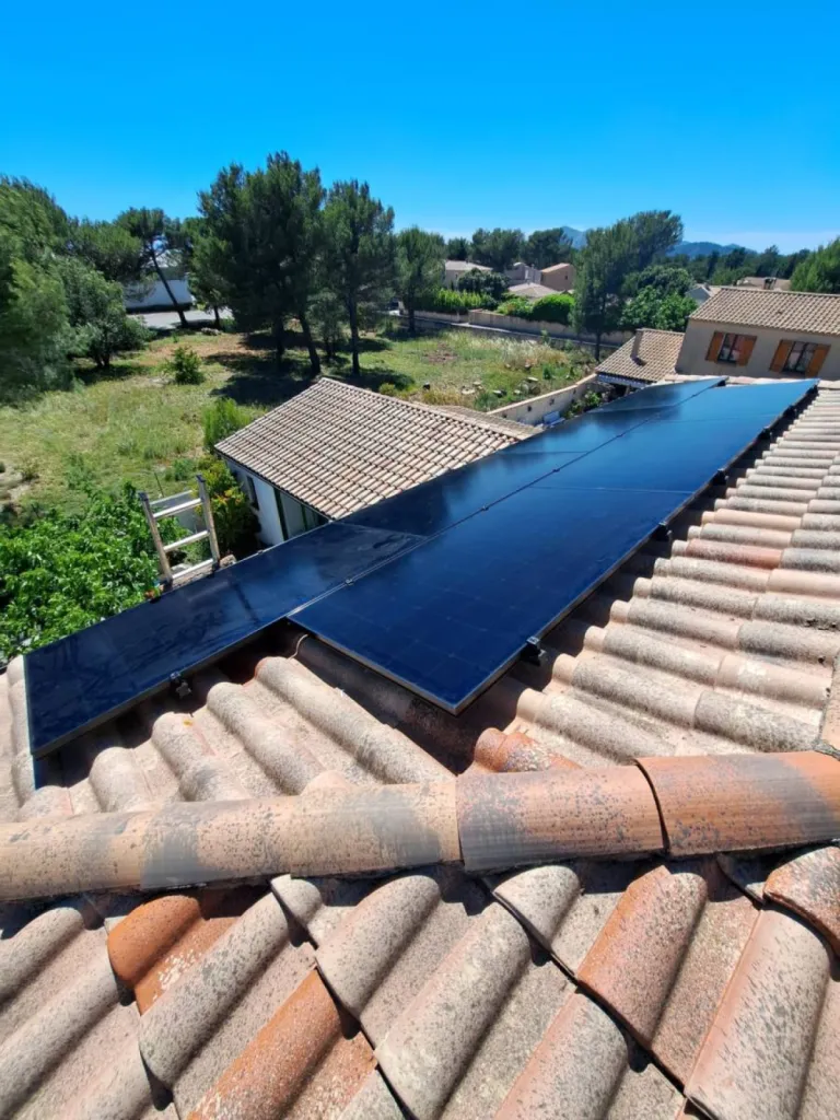 Maison équipée de panneaux solaires performants installés par Provence Énergie Solaire Services à Carnoux