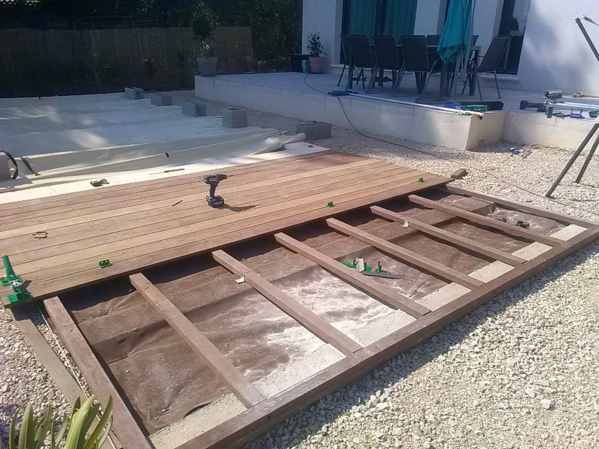 Installation de terrasse bois exotique à La Fare les Oliviers