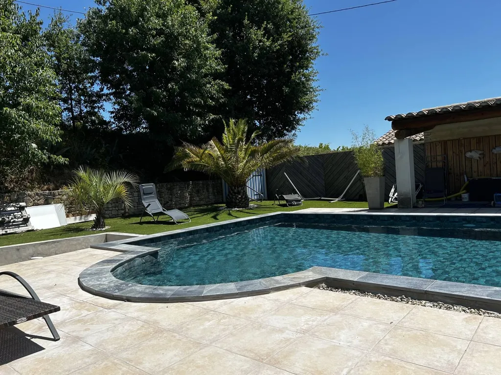 MARGELLE EN PIERRE NATURELLE DE BALI SILVER FINITION NATURELLE AU FORMAT 60 X 30 X 3 CM + BORD DEMI ROND