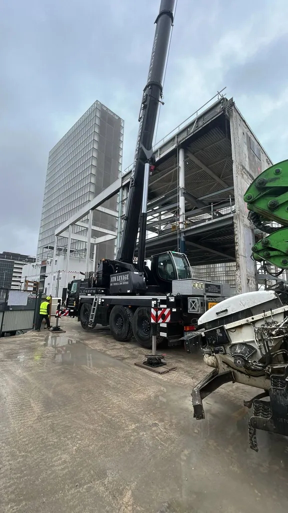 Location de grue mobile Liebherr à Nanterre : déconstruction tertiaire en site occupé