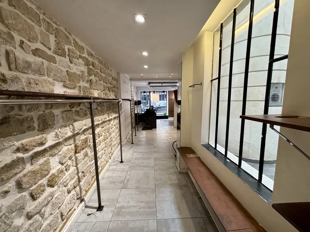 Location - Boutique 70 m², Maubeuge Martyr, Rue Lamartine 75009 PARIS