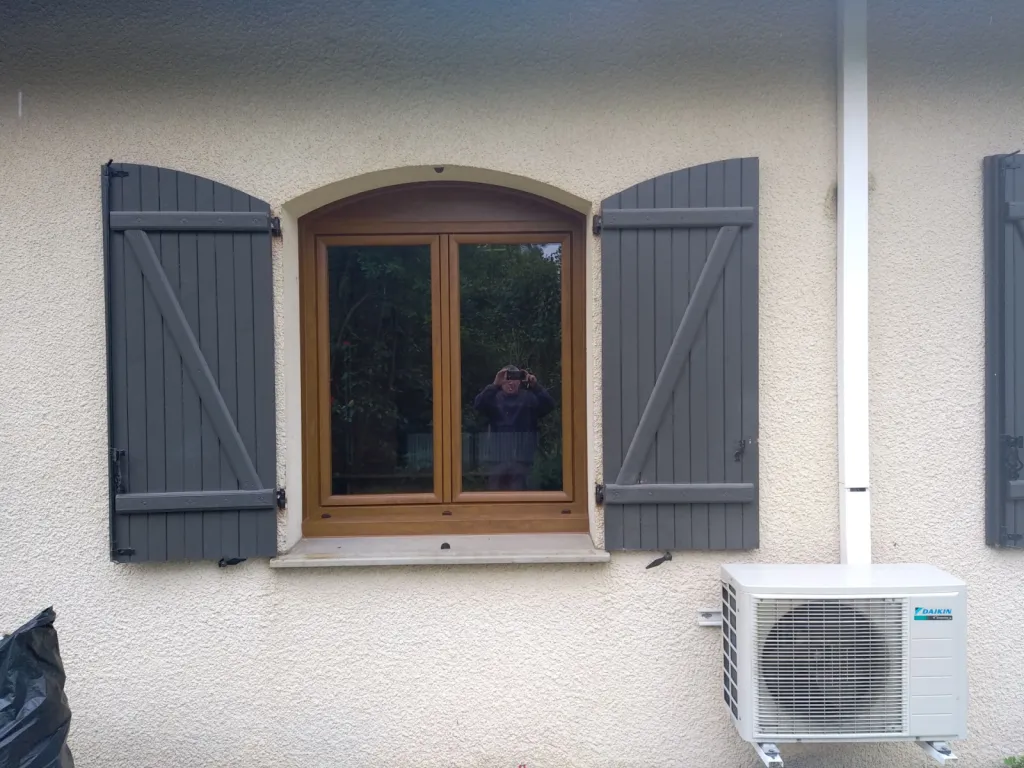 Pose en rénovation de 2 fenêtres PVC imitation bois avec volets battants à Mérignac