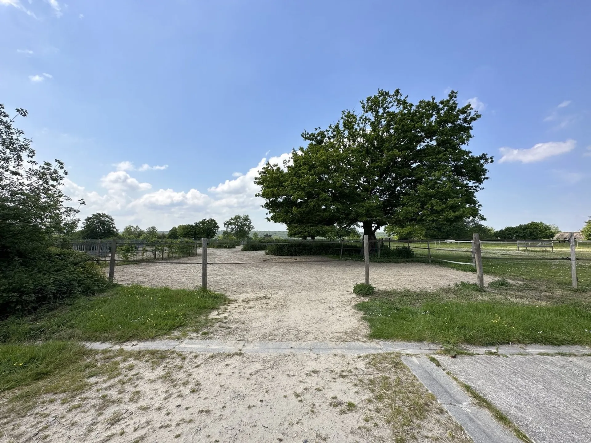 Centre équestre au coeur de la Normandie avec 20 boxes et une habitation de 150m² sur environ 6 hectares de terrain, 76.