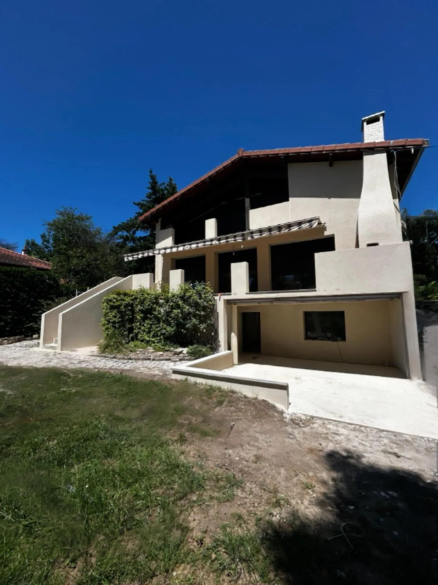Façade de la maison après rénovation complète avec amélioration des menuiseries à La Tour-de-Salvagny près de Lyon