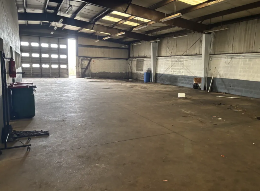 BEUZEVILLE - À vendre en exclusivité Locaux d’activités avec hall d’exposition et atelier