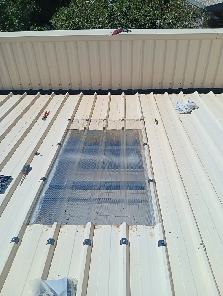 Changement de plaque translucide sur bâtiment industriel Aix-en-Provence