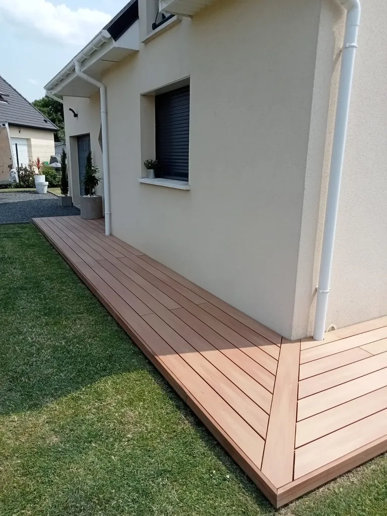Réalisation d'une terrasse et trottoir en lame composite proche Rouen en Seine Maritime