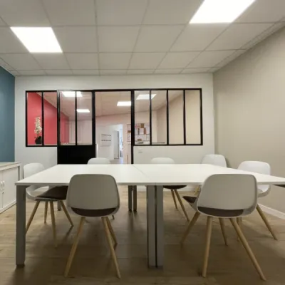 Aménagement professionnel sur-mesure pour une agence ADHAP moderne et accueillante, par l’Atelier D. architecte d’intérieur à Bordeaux.