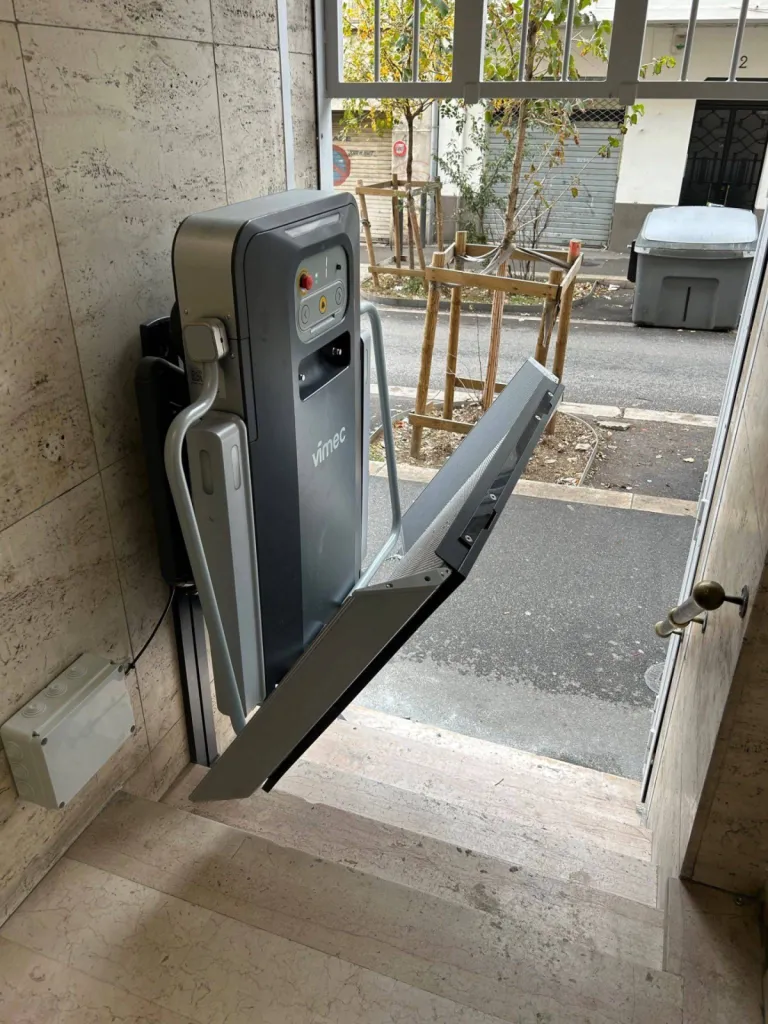 pliage automatique deu plateaude cette plateforme oblique sur escalier extérieur courbe à Marseille