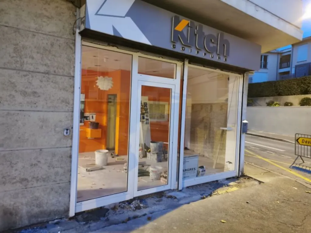 Menuiserie alu vitrine d'un salon de coiffure dans le centre-ville de Salon-de-Provence et de Marseille