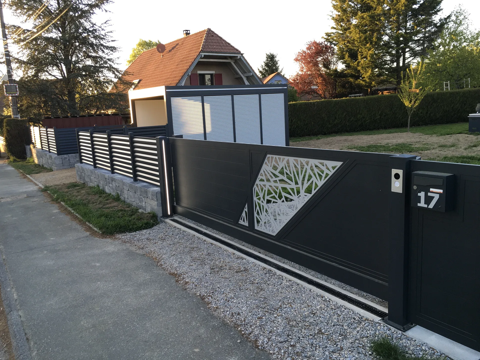 CLÔTURES CARPORT ET PORTAIL AUTOPORTÉ FABRICATION FRANÇAISE MOTEUR SOMFY DANS LE POTEAU