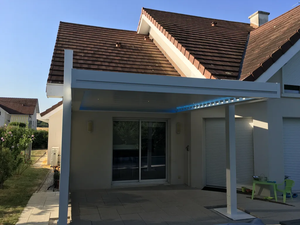 Pergola aluminium à Belfort conçue et installée par SB CONCEPT. Structure renforcée, toiture étanche, gestion intégrée des eaux pluviales