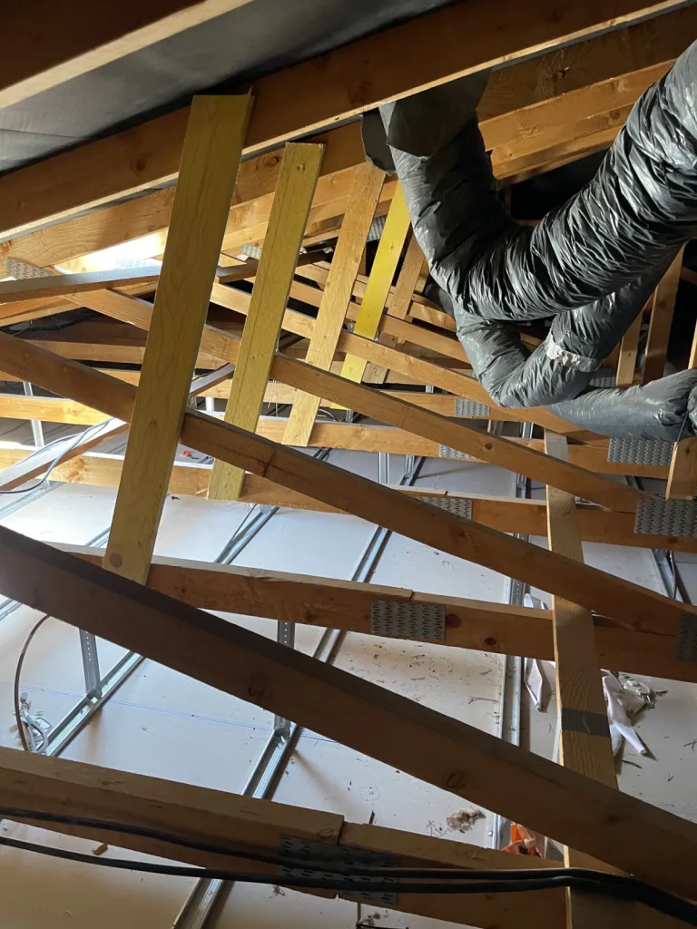  chantier d’isolation thermique des combles perdus, en réalisant un soufflage mécanique de laine de roche à Ollioules àcote de Sanary sur mer