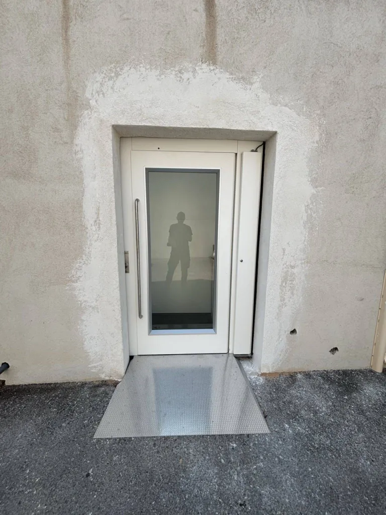 le RDC de l'élévateur 3 niveaux en extérieur NAMILIFT PL 400 à La Ciotat près de Marseille