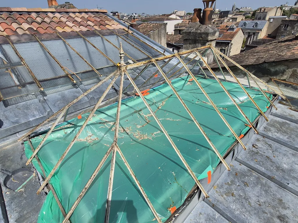 Dépose des vitrages d’une verrière de toit cathédrale en rénovation à Bordeaux