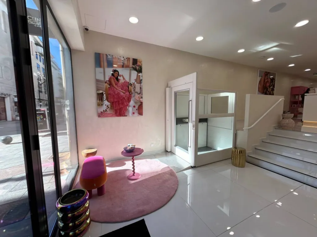 Une fois installé, l'élévateur vertical dans cet ERP, institut de beauté à Cannes permet une accessibilité pour tous