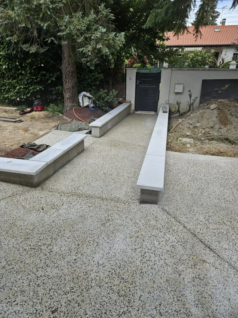 Conception d'une cour complète en béton désactiver avec des chemins d'accès jusqu'à l'escalier extérieur et la cabane de jardin à Meximieux dans l'Ain