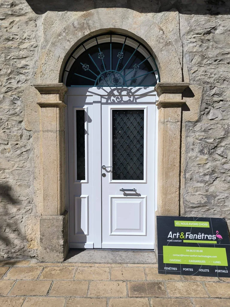 Installation d’une porte d’entrée blanche cintrée sur mesure à Carnas proche de Nîmes