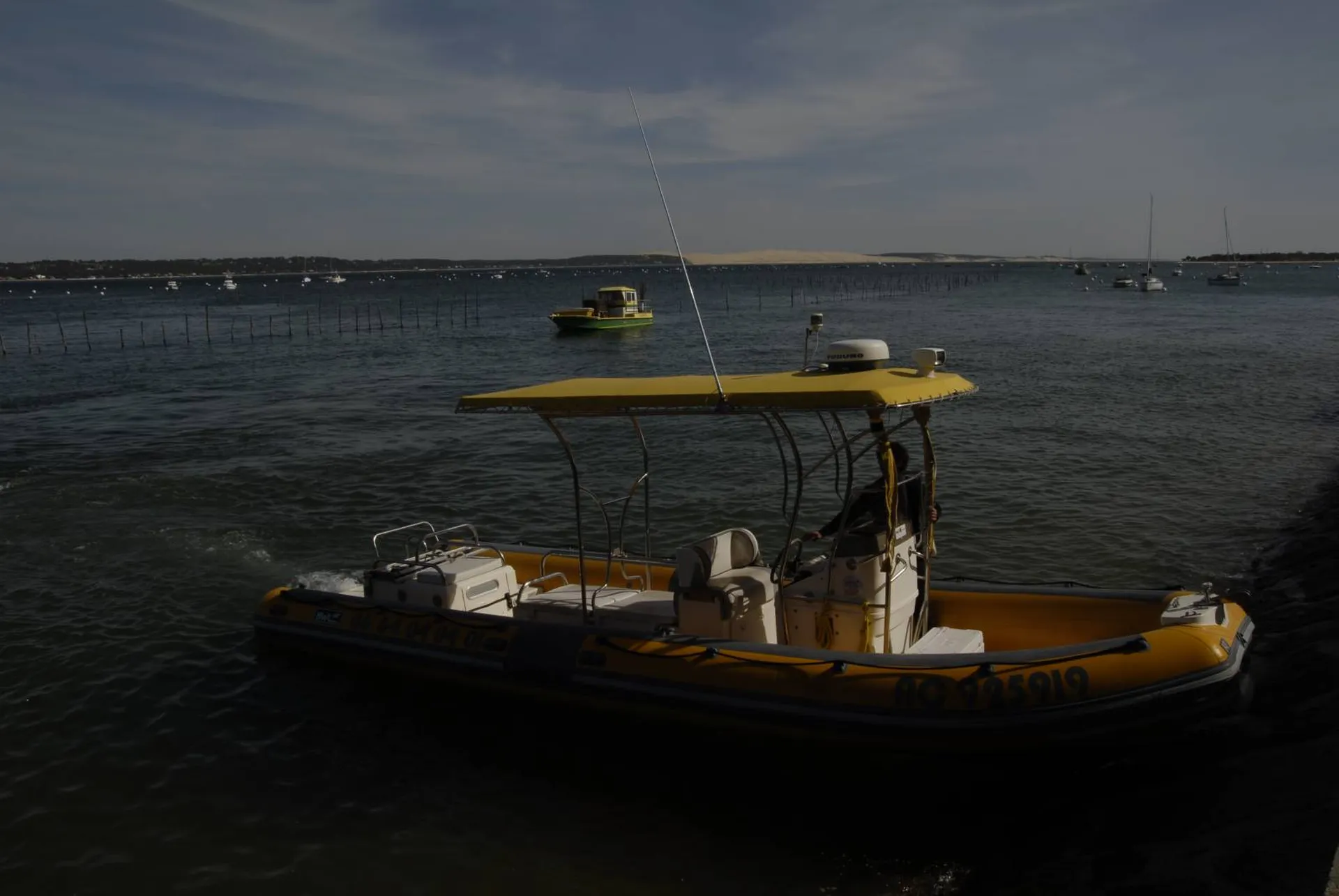 Bateau taxi sur le bassin d'Arcachon de nuit