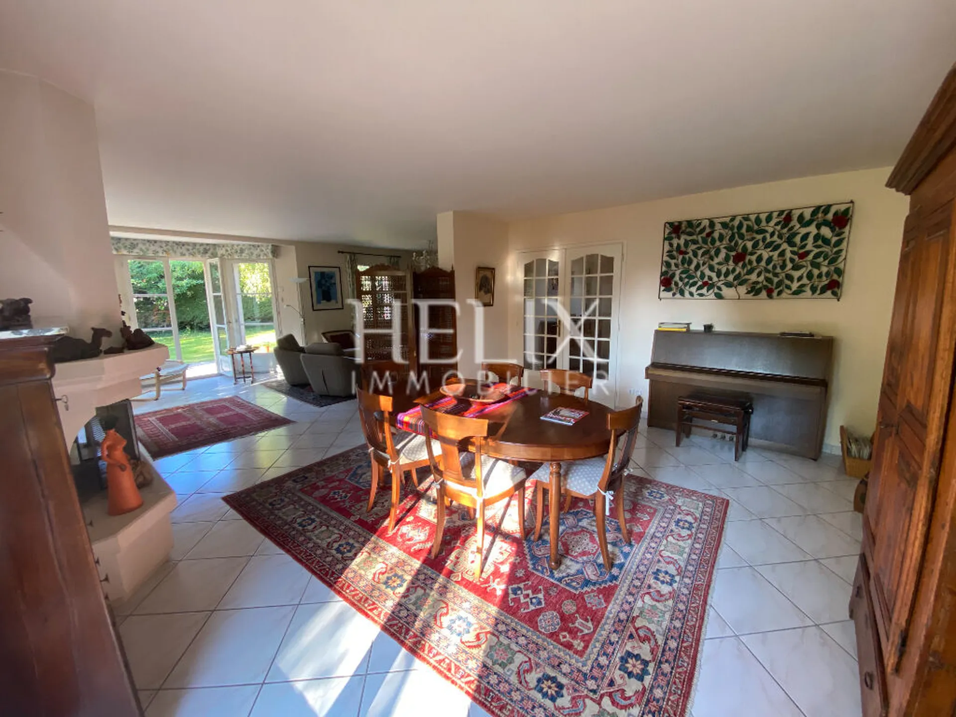 Saint-Germain-En-Laye = Quartier du Pontel . Belle maison de 198m² sur un terrain de 714 m².
Elle se compose  d'une entrée, un double séjour de 52 m²  avec cheminée  donnant sur terrasse et jardin, bénéficiant d'une double exposition , une cuisine séparée