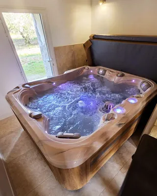 spa-4-places-magasin-jacuzzi-gard-vaucluse-quadro-spa-interieur