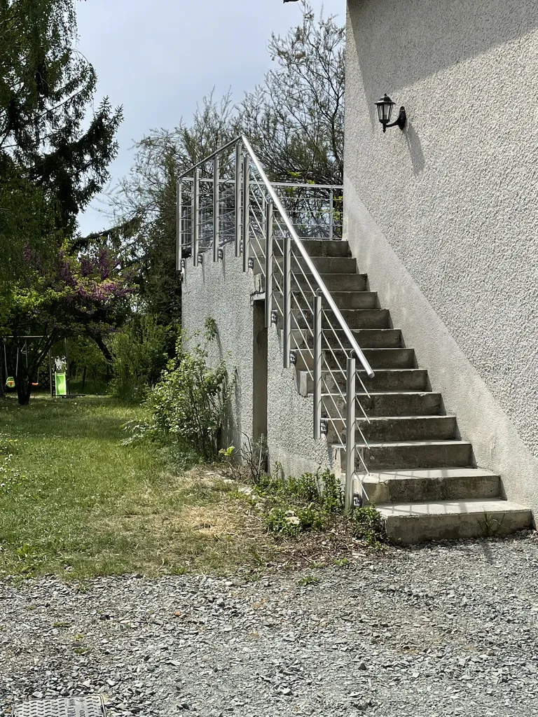Pose d’un garde-corps en inox et reprise des marches en béton lors de la rénovation de cet escalier extérieur à Belleville-en-Beaujolais près de Villefranche-sur-Saône (Rhône – 69)