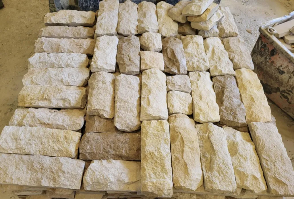 Dalle de Dordogne, dallage du Périgord en pierre naturelle vieillie