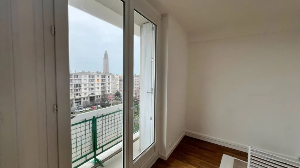 Isolation d'un mur intérieur côté façade et peinture dans un appartement en centre ville du Havre