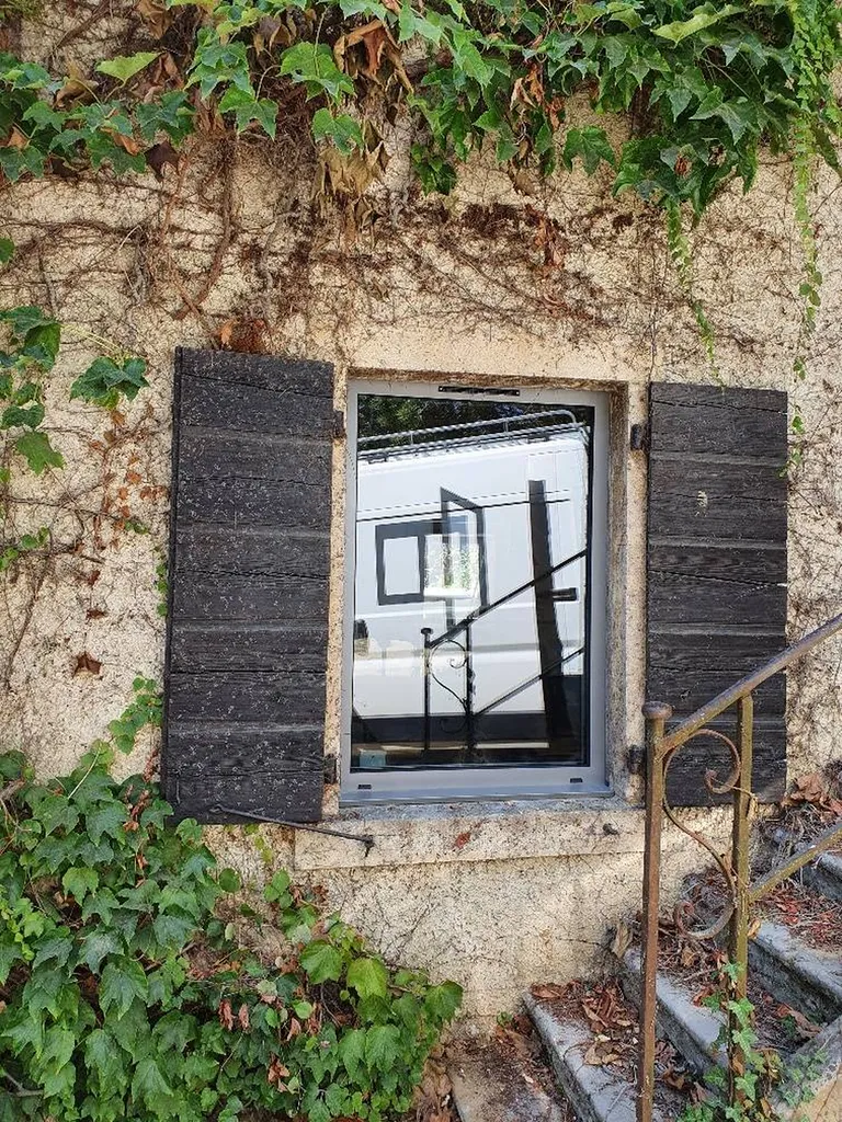 Rénovation fenêtres aluminium gris ral 9007 pose à Misérieux