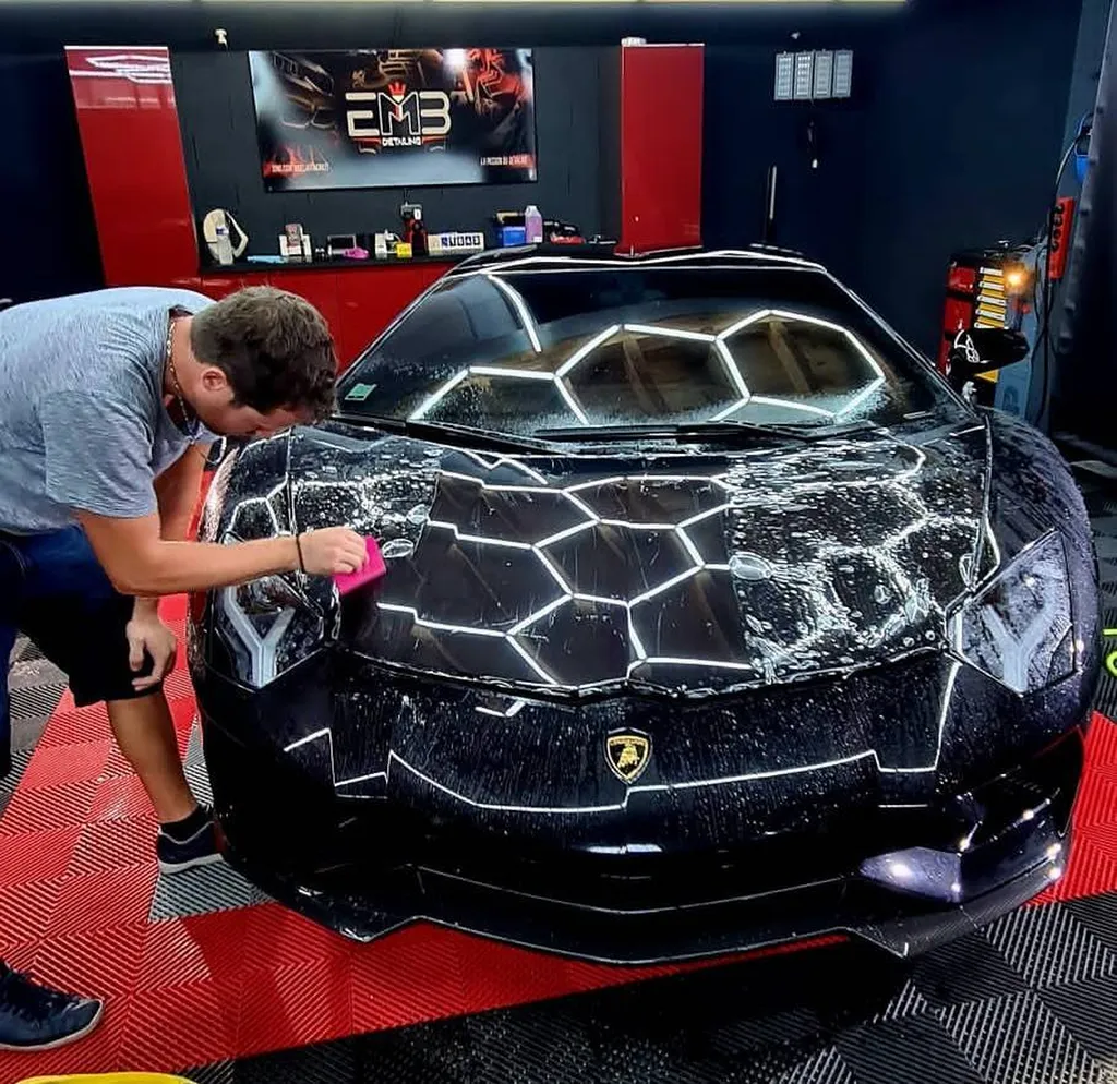 Application d’une protection carrosserie sur une Aventador Lamborghini près de Lyon en Rhône-Alpes