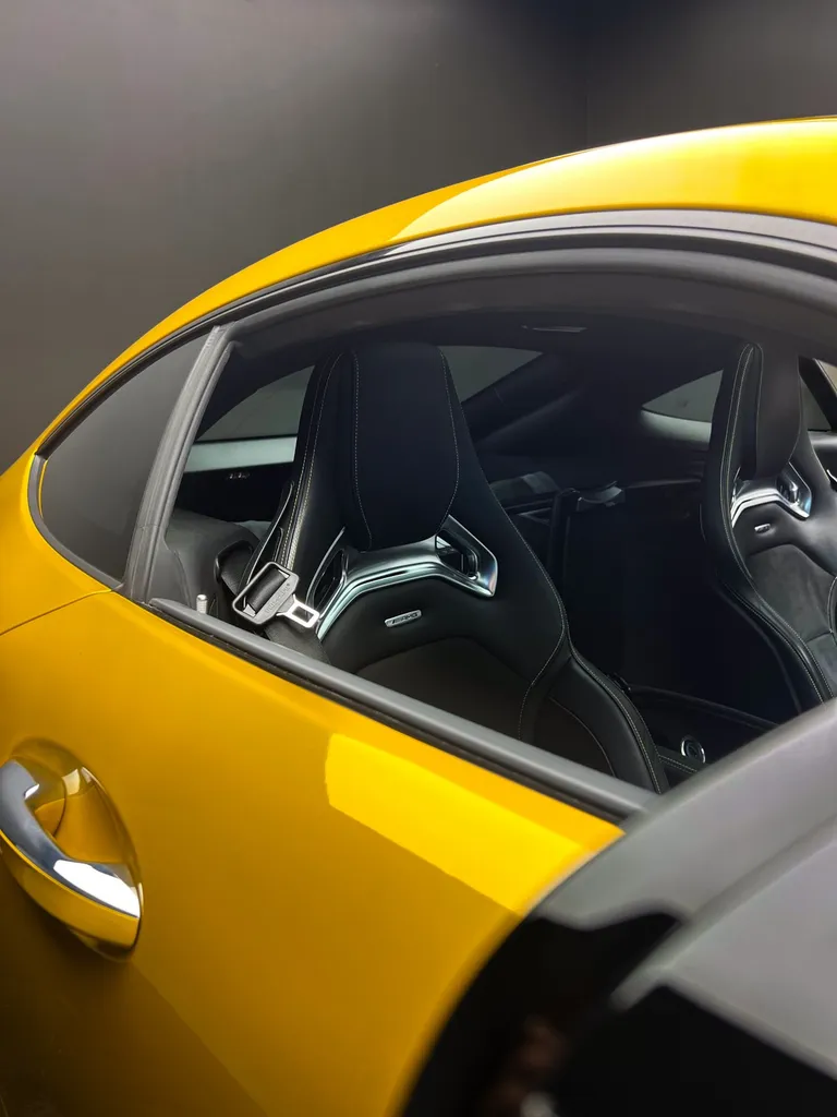 Restauration de cuirs sur cette Mercedes AMG GT chez DSP Service à Le Mans