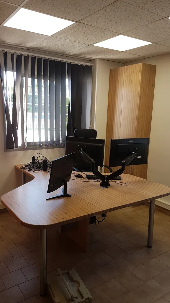 Fabrication de bureau sur mesure en bois massif par un ébéniste artisan d'art, conception et pose à Aix-en-Provence en PACA