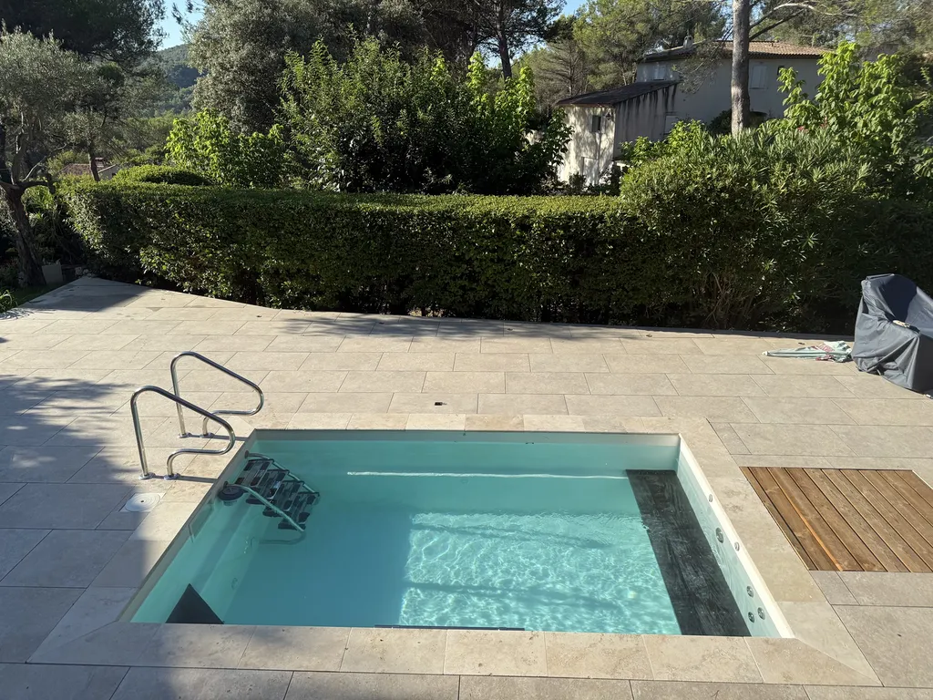 Installation mini piscine coque millenium avec équipements balnéo complets et rénovation structurelle spécialisée à Ventabren