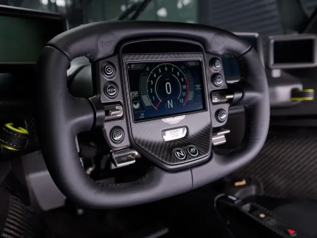 aston-martin-valkyrie-spider-amr-volant