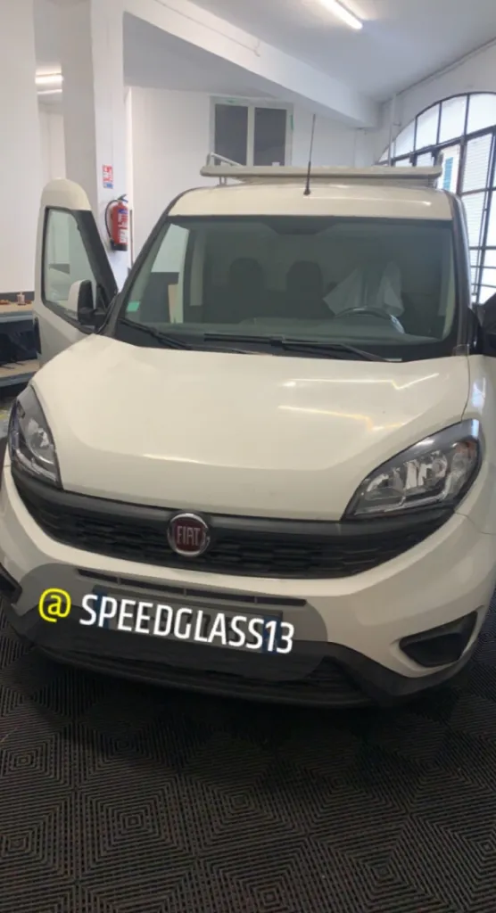 Remplacement de pare-brise Fiat Doblo Utilitaire à Marseille – Service rapide avec franchise offerte et 150 € offerts