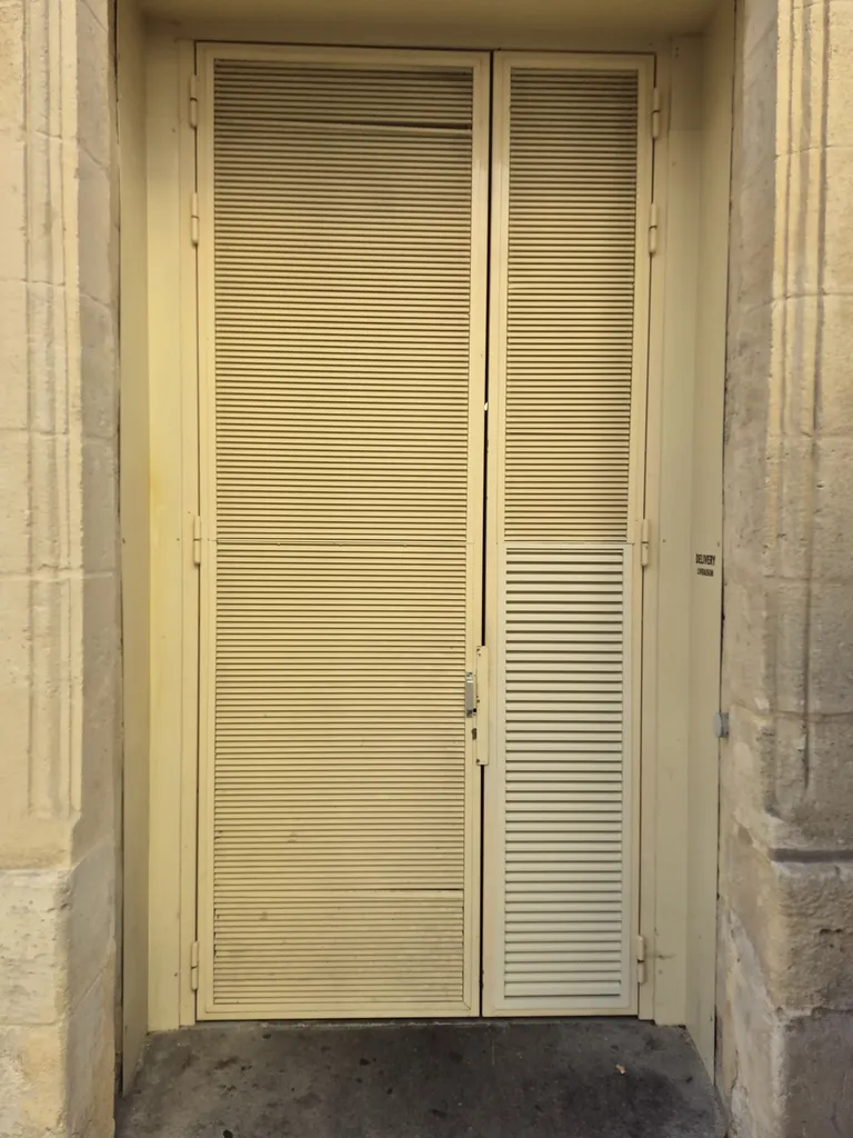 Réparation d’une porte de livraison métallique sur bâtiment professionnel à Bordeaux