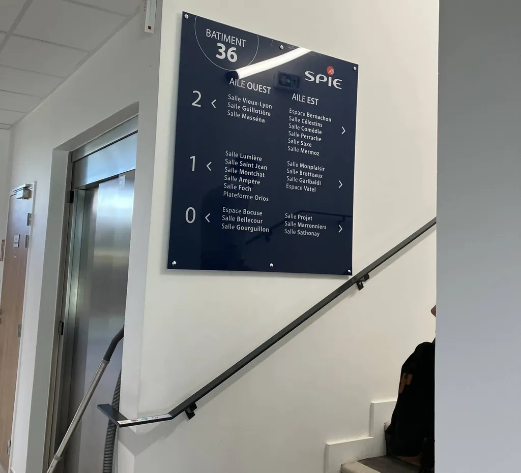 Signalétique intérieure pour locaux professionnels à côté de Lyon