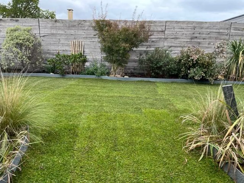 Réalisation d’un gazon en rouleaux dans un jardin situé à Mimizan