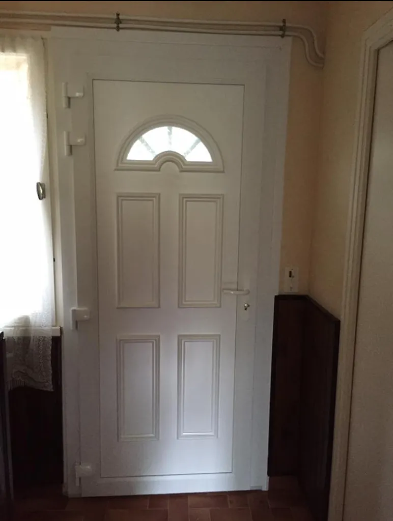Réalisation d'une Porte d'entrée en PVC sur mesure Grosillex dans le vaucluse (84)