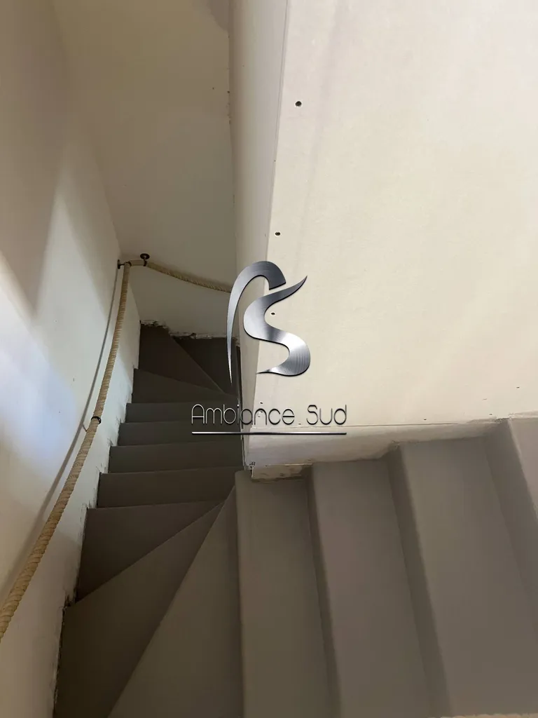 Comment sublimer un escalier grâce à notre béton ciré taloché à base de céramique à Juan-les-Pins près d'Antibes ?