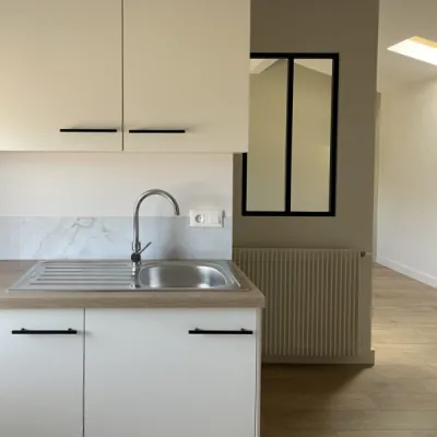 Cuisine équipée moderne parfaitement intégrée dans le petit espace, par l'Atelier D, architecte d'intérieur à Bordeaux