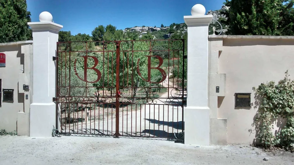 Piliers de portail en pierre d'estaillade aux Baux de Provence