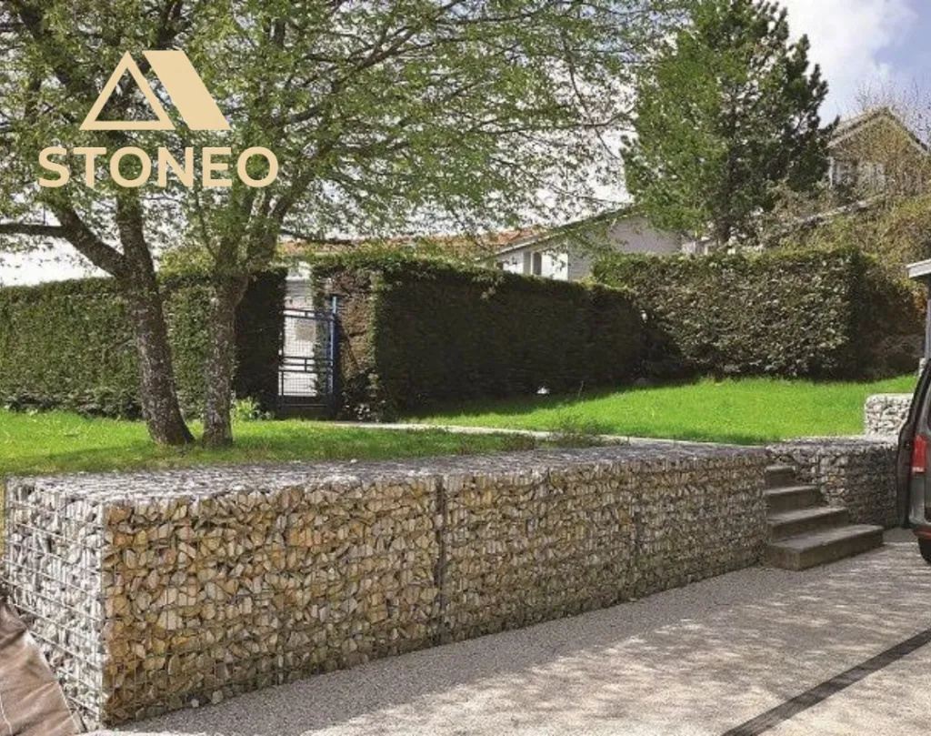 Créer une murette en gabion dans son jardin avec STONEO, solutions minérales à Mours-Saint-Eusèbe, Saint-Paul-Les-Romans, Chatillon-Saint-Jean et ailleurs dans le 26, 07 et 38