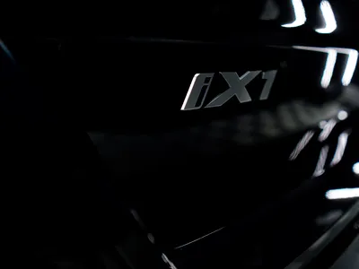 Finition carrosserie BMW iX1 après polissage complet