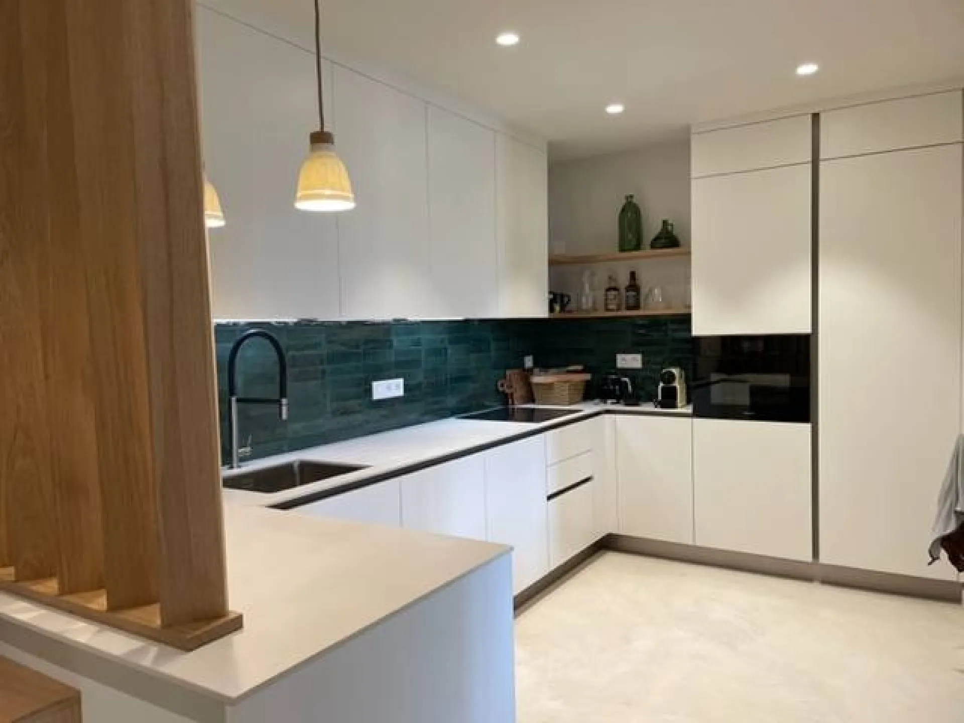 Installation d'une cuisine sur mesure blanche épurée à Saint Cyr sur Mer dans le 83