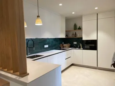 Installation d'une cuisine sur mesure blanche épurée à Saint Cyr sur Mer dans le 83