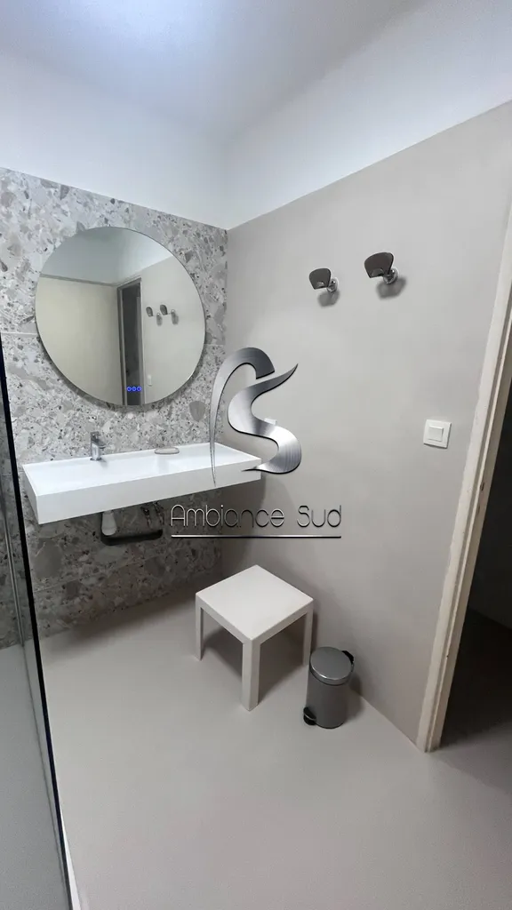 Rénovation d’une salle de bain en béton ciré taloché à La Valette-du-Var à côté de La Garde